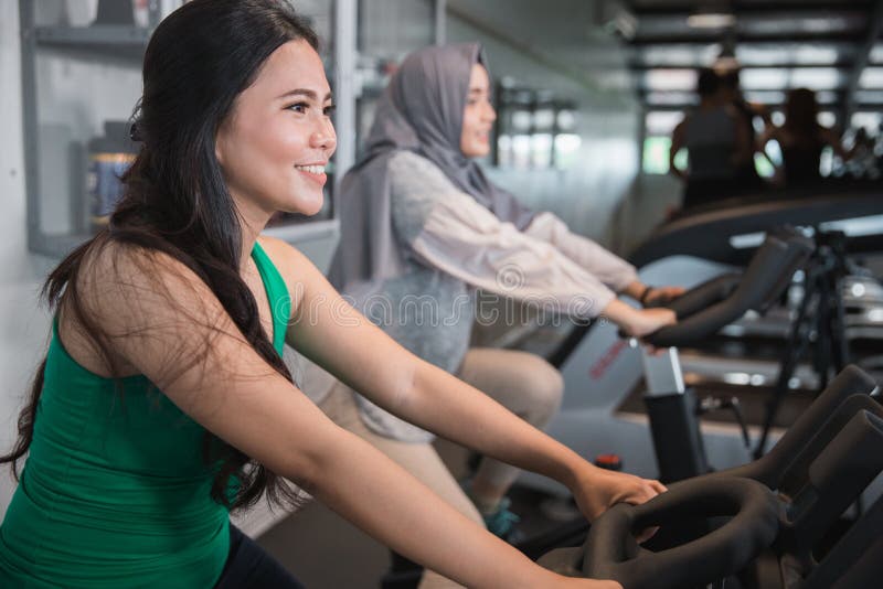 Sluit omhoog meningsvrouwen die bij de gymnastiek cardiooefeningen doen stock foto Sluit omhoog meningsvrouwen die bij de gymnastiek cardiooefeningen doen stock foto