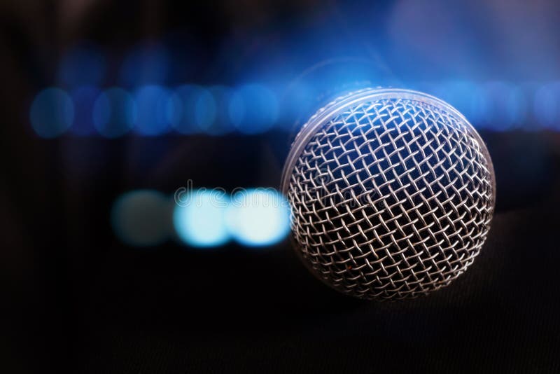 Sluit omhoog microfoon met lichten op achtergrond royalty-vrije stock afbeelding