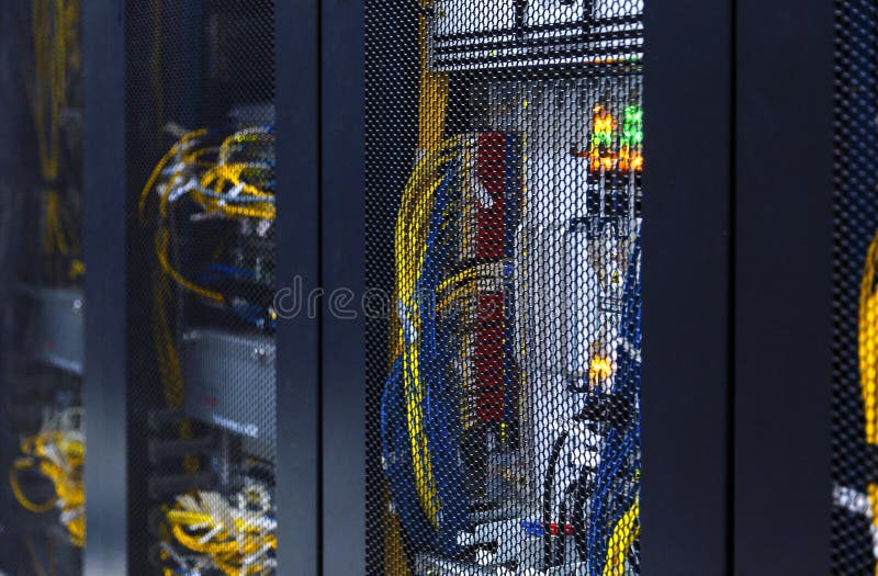 Sluit omhoog modern binnenland van serverruimte met super computer, draden en kabels onder ingeschakelde deur Datacentrum met rek royalty-vrije stock fotografie Sluit omhoog modern binnenland van serverruimte met super computer, draden en kabels onder ingeschakelde deur Datacentrum met rek royalty-vrije stock fotografie