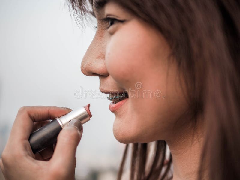 Sluit omhoog Mooie Aziatische Vrouw die Make-uplippenstift, Gelukkig Vrouwenconcept, Cinematic zetten royalty-vrije stock foto Sluit omhoog Mooie Aziatische Vrouw die Make-uplippenstift, Gelukkig Vrouwenconcept, Cinematic zetten royalty-vrije stock foto