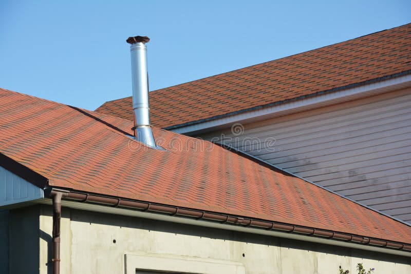 Sluit omhoog op de dakspanendak van het huisasfalt het waterdicht maken het gebied van het hoekprobleem royalty-vrije stock fotografie Sluit omhoog op de dakspanendak van het huisasfalt het waterdicht maken het gebied van het hoekprobleem royalty-vrije stock fotografie