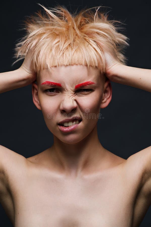 Sluit omhoog op gezicht van gekke gekke verwaande jonge vrouw met modieus geverft roze haar, handenruche haar boos en gewaagd kap royalty-vrije stock foto's Sluit omhoog op gezicht van gekke gekke verwaande jonge vrouw met modieus geverft roze haar, handenruche haar boos en gewaagd kap royalty-vrije stock foto's
