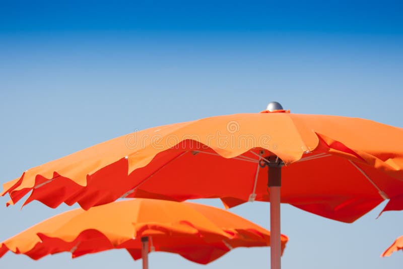 Sluit omhoog oranje paraplu's in strand, Italië royalty-vrije stock afbeelding Sluit omhoog oranje paraplu's in strand, Italië royalty-vrije stock afbeelding