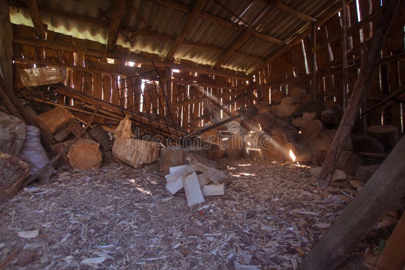 Sluit omhoog piture van het hakken van brandhout, de foto van het land met hout en bijl stock foto's Sluit omhoog piture van het hakken van brandhout, de foto van het land met hout en bijl stock foto's