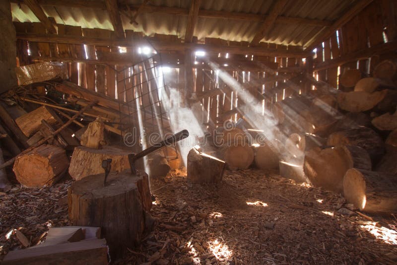Sluit omhoog piture van het hakken van brandhout, de foto van het land met hout en bijl royalty-vrije stock afbeeldingen Sluit omhoog piture van het hakken van brandhout, de foto van het land met hout en bijl royalty-vrije stock afbeeldingen
