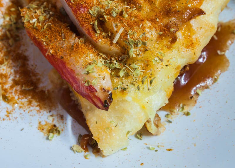Sluit omhoog pizzastuk met kruiden royalty-vrije stock fotografie Sluit omhoog pizzastuk met kruiden royalty-vrije stock fotografie