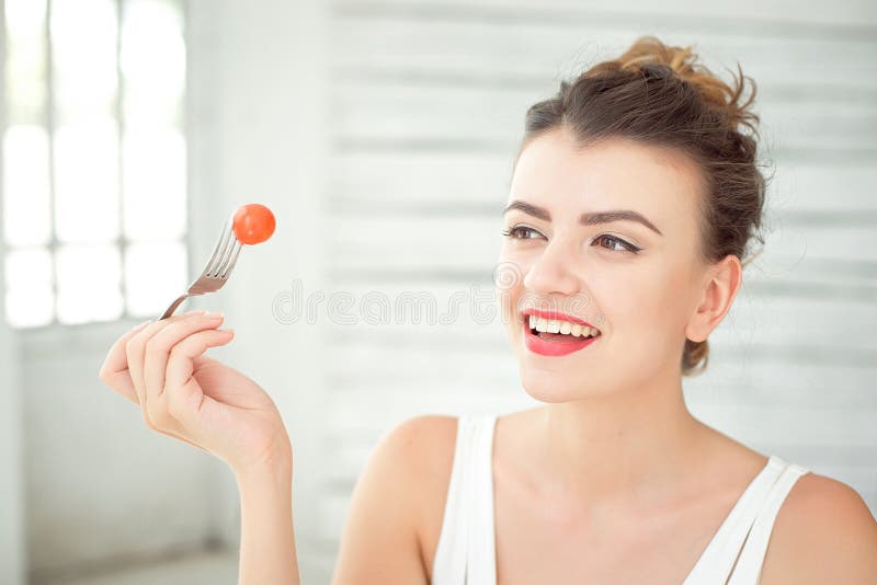 Sluit omhoog portret van aantrekkelijke gezonde jonge vrouw die groene salade binnen eten stock foto's Sluit omhoog portret van aantrekkelijke gezonde jonge vrouw die groene salade binnen eten stock foto's