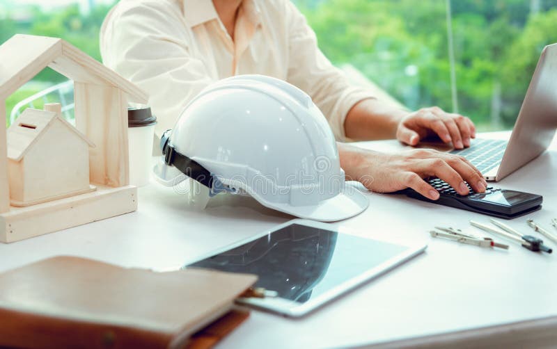 Sluit omhoog portret van civiel-ingenieur gebruikend laptop aan de planning van PR stock fotografie Sluit omhoog portret van civiel-ingenieur gebruikend laptop aan de planning van PR stock fotografie