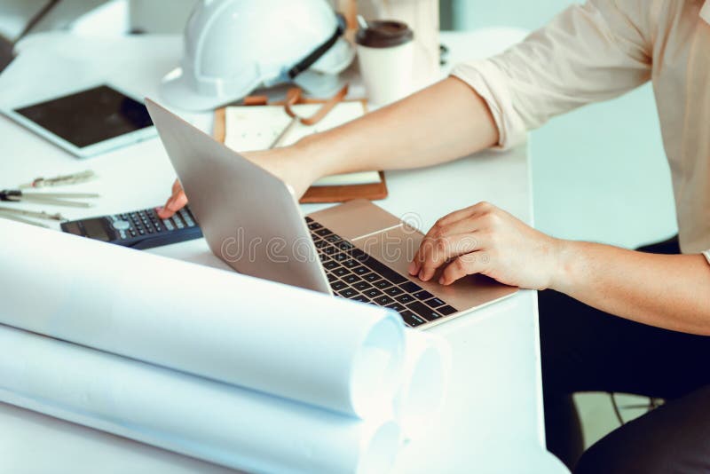 Sluit omhoog portret van civiel-ingenieur gebruikend laptop aan de planning van PR stock foto Sluit omhoog portret van civiel-ingenieur gebruikend laptop aan de planning van PR stock foto