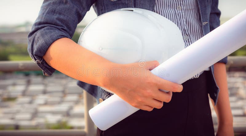 Sluit omhoog portret van van de de handholding van de civiels-ingenieurvrouw de bouwvakker a royalty-vrije stock foto Sluit omhoog portret van van de de handholding van de civiels-ingenieurvrouw de bouwvakker a royalty-vrije stock foto