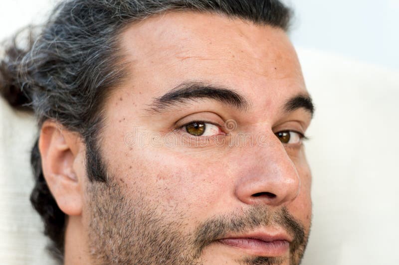 Sluit omhoog portret van de jonge knappe mens die de camera onderzoeken stock fotografie Sluit omhoog portret van de jonge knappe mens die de camera onderzoeken stock fotografie