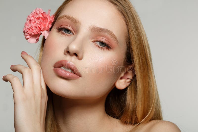 Sluit omhoog portret van dromerig blondemeisje met in make-up wat betreft haar gezicht royalty-vrije stock afbeelding Sluit omhoog portret van dromerig blondemeisje met in make-up wat betreft haar gezicht royalty-vrije stock afbeelding