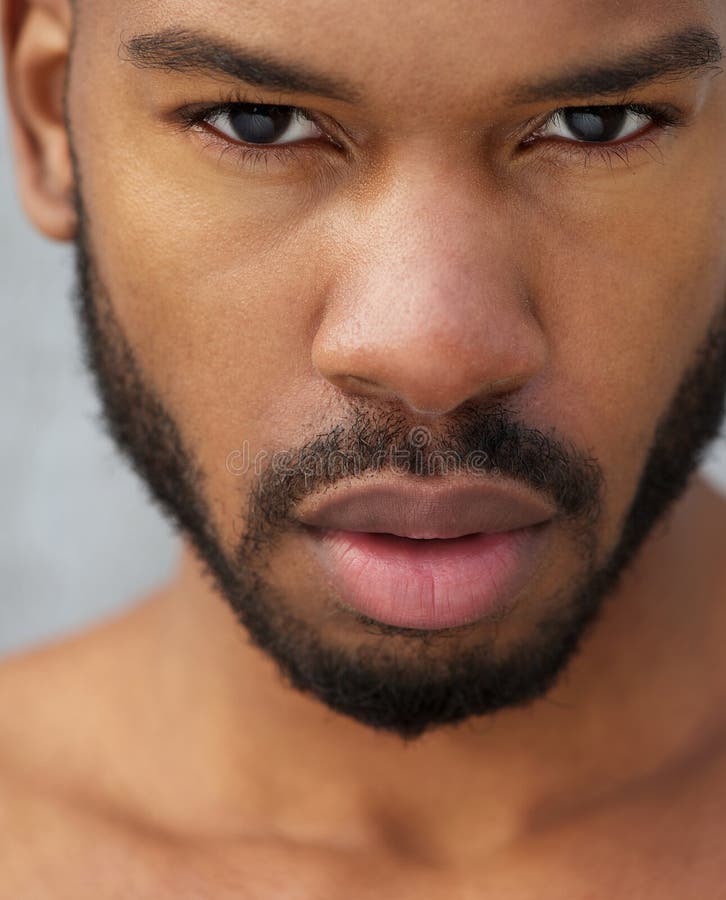 Sluit omhoog portret van een Afrikaans Amerikaans mannelijk model stock fotografie Sluit omhoog portret van een Afrikaans Amerikaans mannelijk model stock fotografie