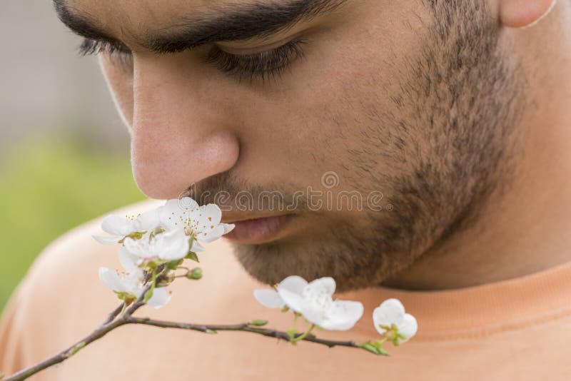 Sluit omhoog portret van een jonge mens die van de pruim van de de lentetijd genieten van royalty-vrije stock foto's Sluit omhoog portret van een jonge mens die van de pruim van de de lentetijd genieten van royalty-vrije stock foto's