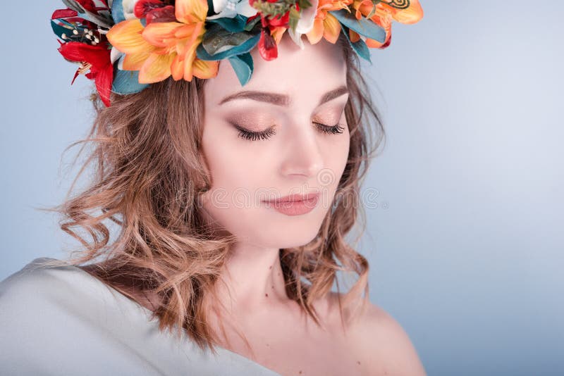 Sluit omhoog portret van een sensuele de lente jonge vrouw in een kroon van bloemen Schoonheid, schoonheidsmiddelen Samenstelling stock fotografie Sluit omhoog portret van een sensuele de lente jonge vrouw in een kroon van bloemen Schoonheid, schoonheidsmiddelen Samenstelling stock fotografie