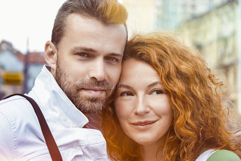 Sluit omhoog portret van gelukkig paar samen, dag, openlucht royalty-vrije stock afbeeldingen Sluit omhoog portret van gelukkig paar samen, dag, openlucht royalty-vrije stock afbeeldingen