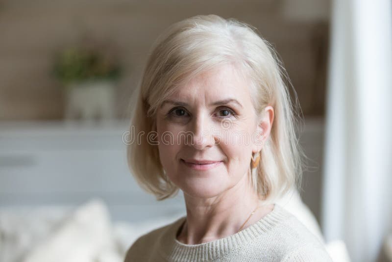 Sluit omhoog portret van gelukkige oude vrouw die camera bekijken stock fotografie Sluit omhoog portret van gelukkige oude vrouw die camera bekijken stock fotografie