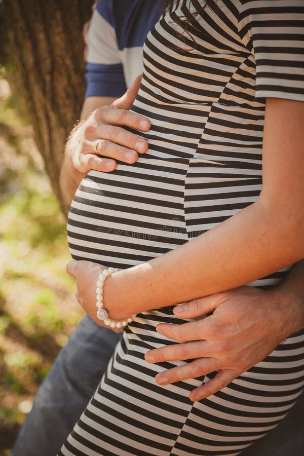 Sluit omhoog portret van gelukkige zwangere vrouw samen met echtgenoot het koesteren in de zomerpark royalty-vrije stock afbeeldingen Sluit omhoog portret van gelukkige zwangere vrouw samen met echtgenoot het koesteren in de zomerpark royalty-vrije stock afbeeldingen