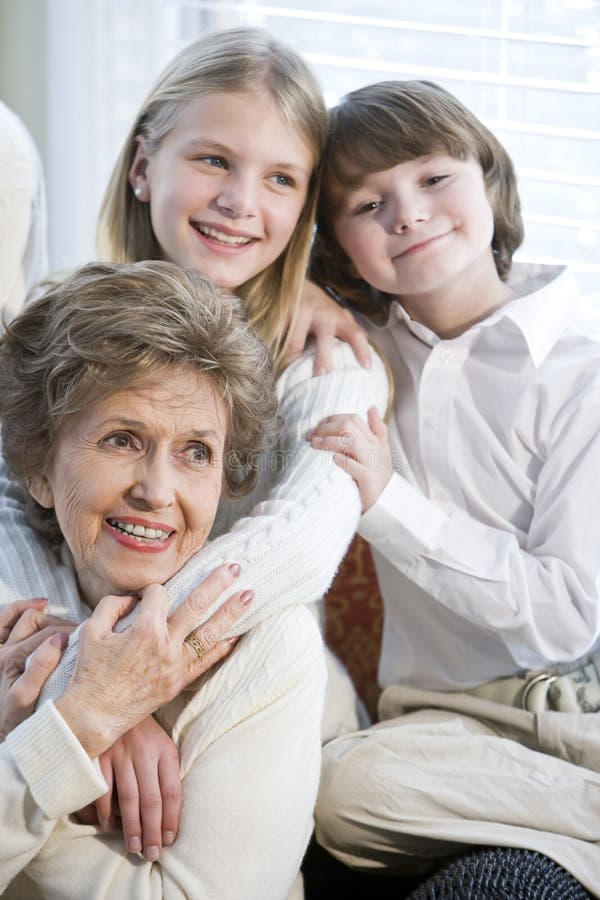 Sluit omhoog portret van kinderen met grootmoeder royalty-vrije stock foto Sluit omhoog portret van kinderen met grootmoeder royalty-vrije stock foto