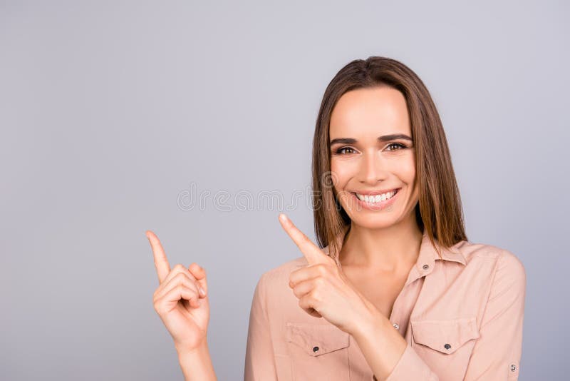 Sluit omhoog portret van mooie glimlachende jonge bedrijfsdame in a stock afbeelding Sluit omhoog portret van mooie glimlachende jonge bedrijfsdame in a stock afbeelding