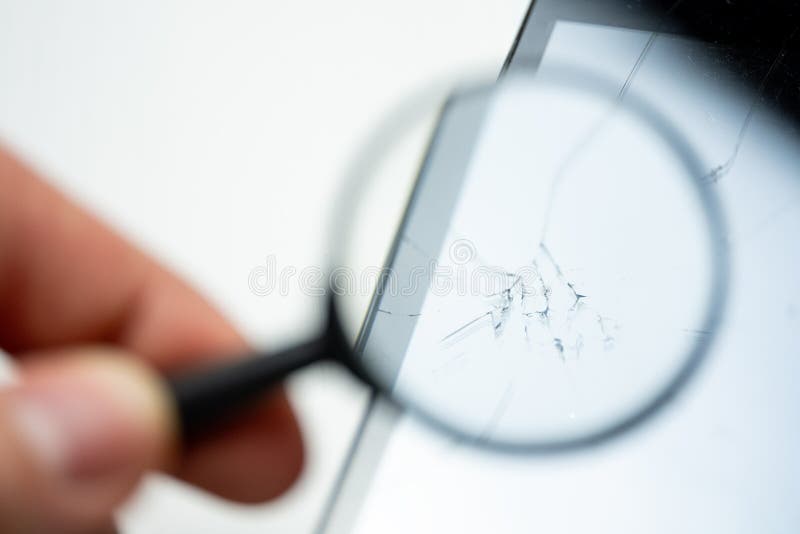 Sluit omhoog rekken op het smartphonescherm onder het vergrootglas op witte achtergrond stock afbeeldingen Sluit omhoog rekken op het smartphonescherm onder het vergrootglas op witte achtergrond stock afbeeldingen