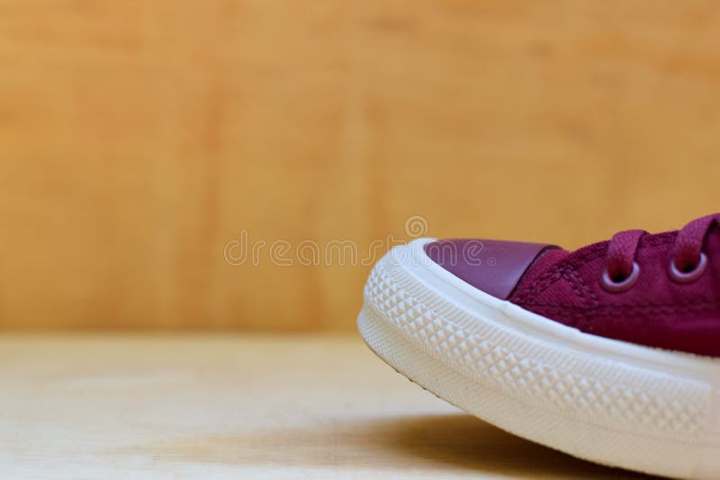 Sluit omhoog rode die tennisschoenen op houten achtergrond worden geïsoleerd Zet uw tekstontwerp stock fotografie Sluit omhoog rode die tennisschoenen op houten achtergrond worden geïsoleerd Zet uw tekstontwerp stock fotografie