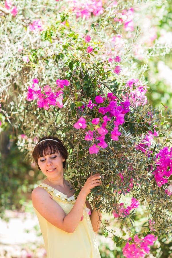 Sluit omhoog romantisch portret van mooie elegante vrouw in bloesembomen royalty-vrije stock foto Sluit omhoog romantisch portret van mooie elegante vrouw in bloesembomen royalty-vrije stock foto
