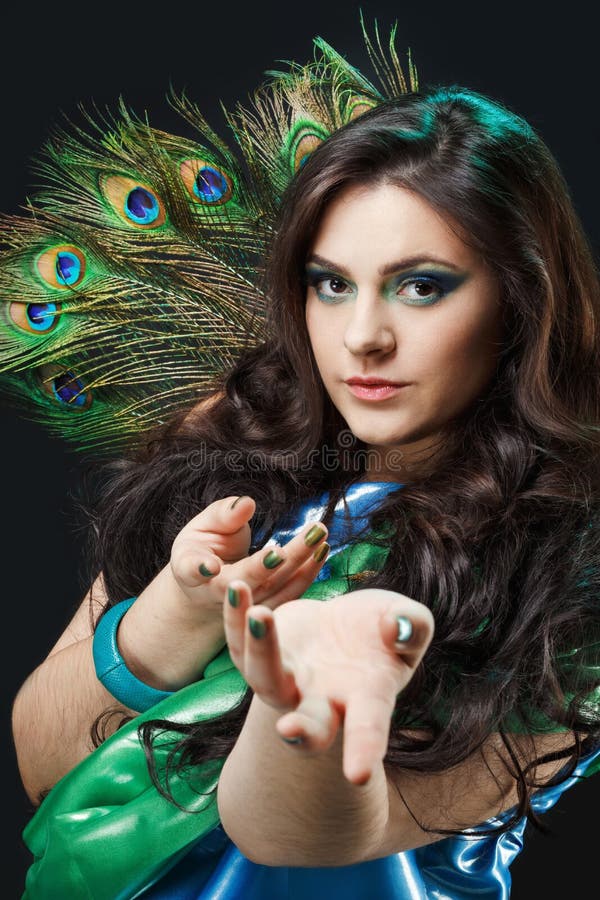 Sluit omhoog schoonheidsportret van mooi meisje met pauwveer, lokmiddelen, wenkend handen Creatieve make-up peafowl royalty-vrije stock afbeelding Sluit omhoog schoonheidsportret van mooi meisje met pauwveer, lokmiddelen, wenkend handen Creatieve make-up peafowl royalty-vrije stock afbeelding