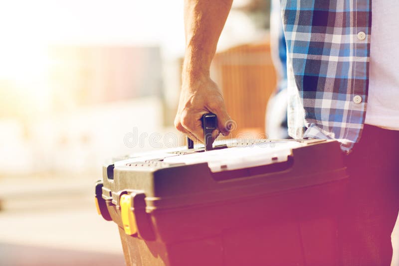 Sluit omhoog van bouwers dragende toolbox in openlucht stock foto Sluit omhoog van bouwers dragende toolbox in openlucht stock foto