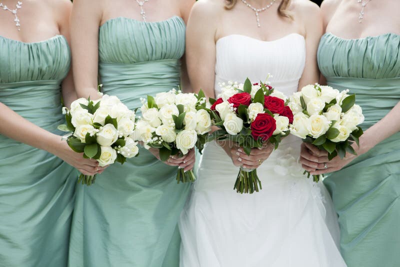 Sluit omhoog van Bruid en van de Bruidsmeisjesholding Bloemen royalty-vrije stock fotografie Sluit omhoog van Bruid en van de Bruidsmeisjesholding Bloemen royalty-vrije stock fotografie