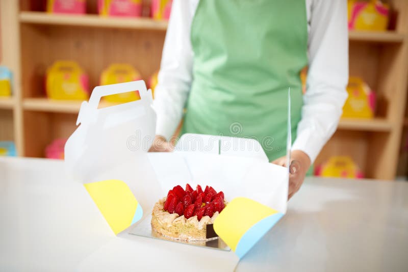 Sluit omhoog van cake in kartonverpakking voor het weghalen royalty-vrije stock afbeelding Sluit omhoog van cake in kartonverpakking voor het weghalen royalty-vrije stock afbeelding