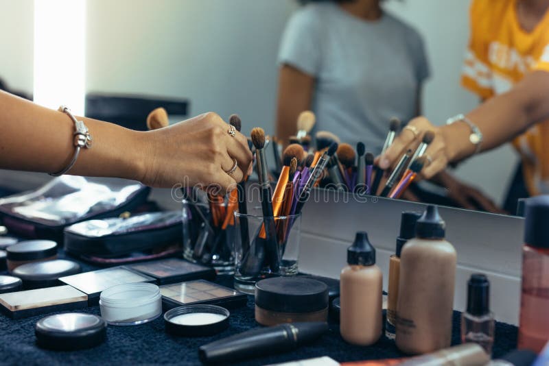 Sluit omhoog van de make-uppunten op een lijst royalty-vrije stock afbeeldingen Sluit omhoog van de make-uppunten op een lijst royalty-vrije stock afbeeldingen
