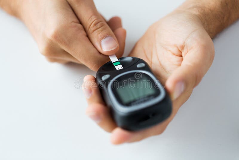 Sluit omhoog van de mens die bloedsuiker controleren door glucometer royalty-vrije stock foto's Sluit omhoog van de mens die bloedsuiker controleren door glucometer royalty-vrije stock foto's