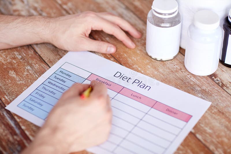 Sluit omhoog van de mens met eiwitkruiken en dieetplan stock fotografie Sluit omhoog van de mens met eiwitkruiken en dieetplan stock fotografie