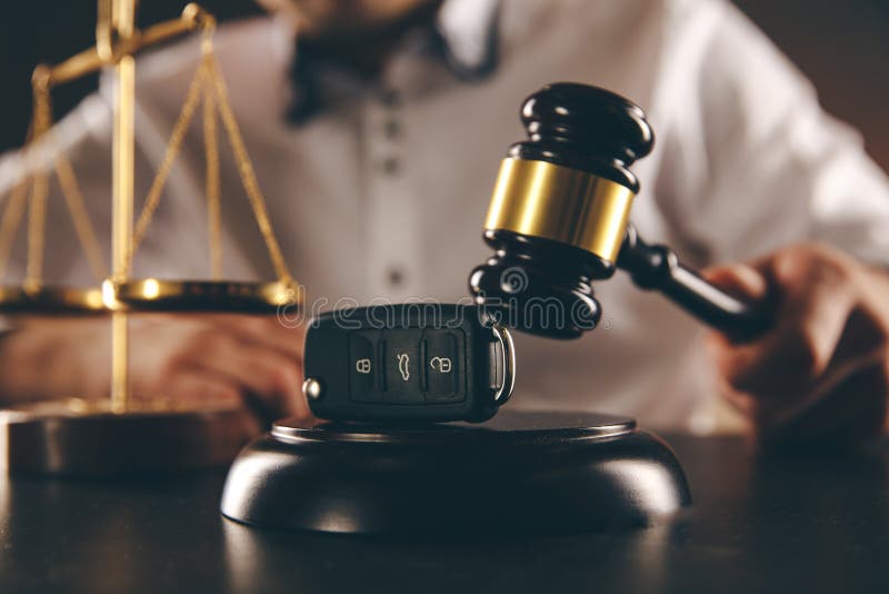 Sluit omhoog van van de rechtershamer en auto sleutels over soundboard op wit stock fotografie Sluit omhoog van van de rechtershamer en auto sleutels over soundboard op wit stock fotografie