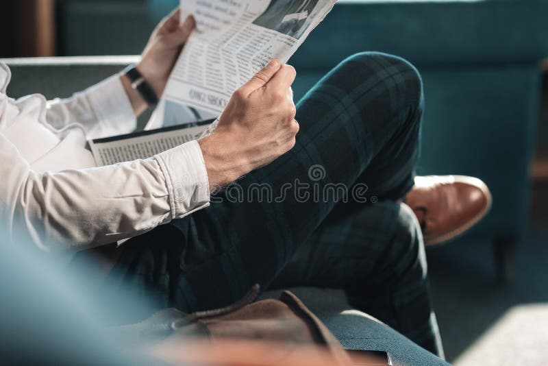 Sluit omhoog van de slimme succesvolle rijpe krant van de mensenholding stock afbeeldingen Sluit omhoog van de slimme succesvolle rijpe krant van de mensenholding stock afbeeldingen