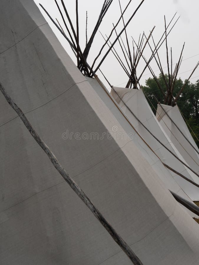 Sluit omhoog van Drie Tipi of Tipi royalty-vrije stock afbeelding Sluit omhoog van Drie Tipi of Tipi royalty-vrije stock afbeelding