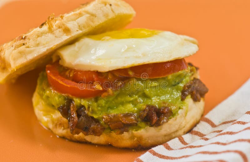 Sluit omhoog van een bacon, jam, avocado en eimuffinsandwich royalty-vrije stock foto Sluit omhoog van een bacon, jam, avocado en eimuffinsandwich royalty-vrije stock foto