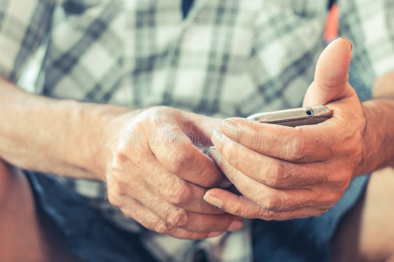 Sluit omhoog van een bejaardehand gebruikend mobiele slimme telefoon royalty-vrije stock afbeelding Sluit omhoog van een bejaardehand gebruikend mobiele slimme telefoon royalty-vrije stock afbeelding