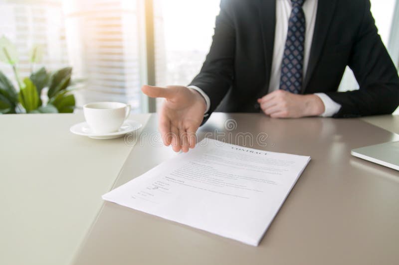 Sluit omhoog van een contract te ondertekenen royalty-vrije stock foto Sluit omhoog van een contract te ondertekenen royalty-vrije stock foto