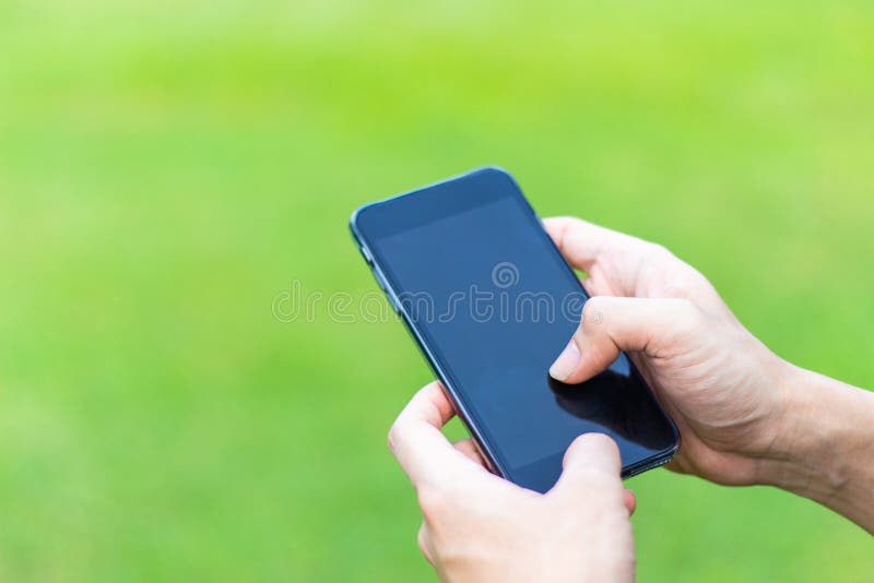 Sluit omhoog van een mens gebruikend mobiele smartphone in het park handen aan royalty-vrije stock foto's Sluit omhoog van een mens gebruikend mobiele smartphone in het park handen aan royalty-vrije stock foto's