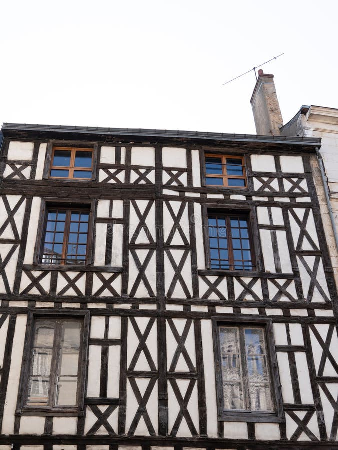 Sluit omhoog van een oud betimmerd huis in Poitiers Wenen in Frankrijk royalty-vrije stock afbeeldingen Sluit omhoog van een oud betimmerd huis in Poitiers Wenen in Frankrijk royalty-vrije stock afbeeldingen