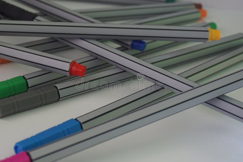 Sluit omhoog van een regeling van kleurrijke pennen royalty-vrije stock afbeelding Sluit omhoog van een regeling van kleurrijke pennen royalty-vrije stock afbeelding