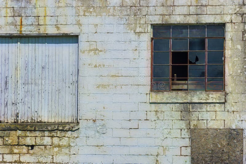 Sluit omhoog van een Rottend baksteengebouw stock afbeelding