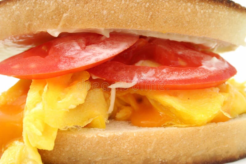 Sluit omhoog van een Scrambled Sandwich van het Ei en van de Kaas stock foto Sluit omhoog van een Scrambled Sandwich van het Ei en van de Kaas stock foto