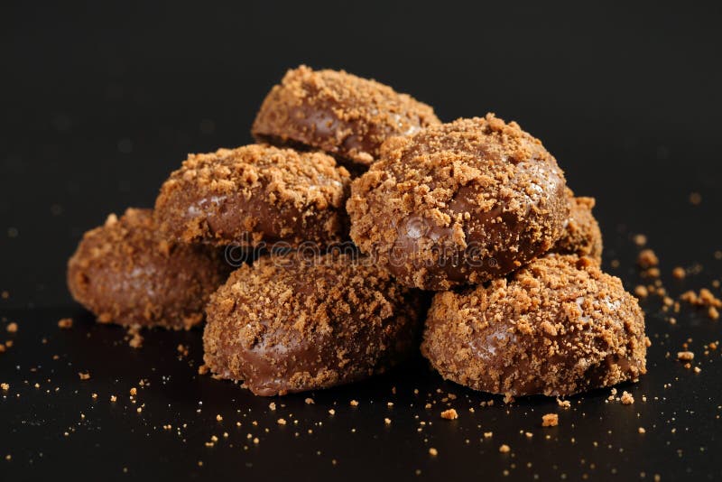 Sluit omhoog van een stapel van heerlijke knapperige die karamelkoekjes met melkchocola en koekjesdeeltjes met een laag worden be stock foto Sluit omhoog van een stapel van heerlijke knapperige die karamelkoekjes met melkchocola en koekjesdeeltjes met een laag worden be stock foto