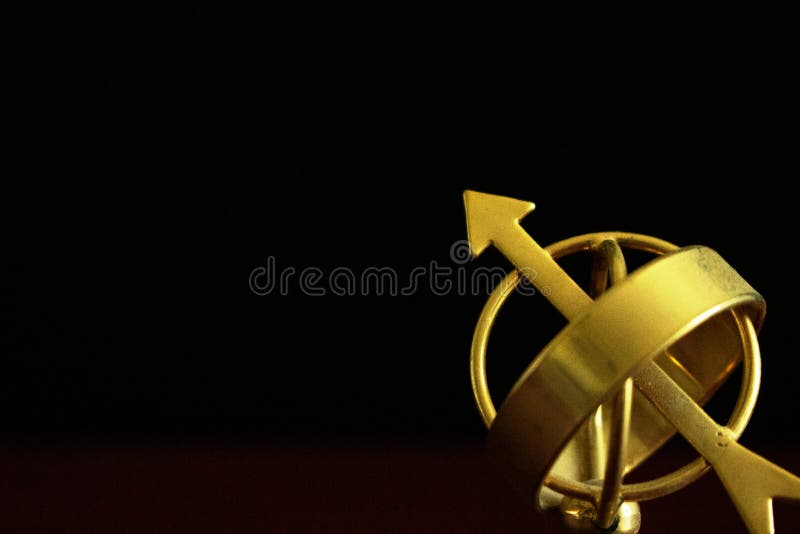 Sluit omhoog van een uitstekende gouden astrolabe bol in duisternis royalty-vrije stock foto Sluit omhoog van een uitstekende gouden astrolabe bol in duisternis royalty-vrije stock foto