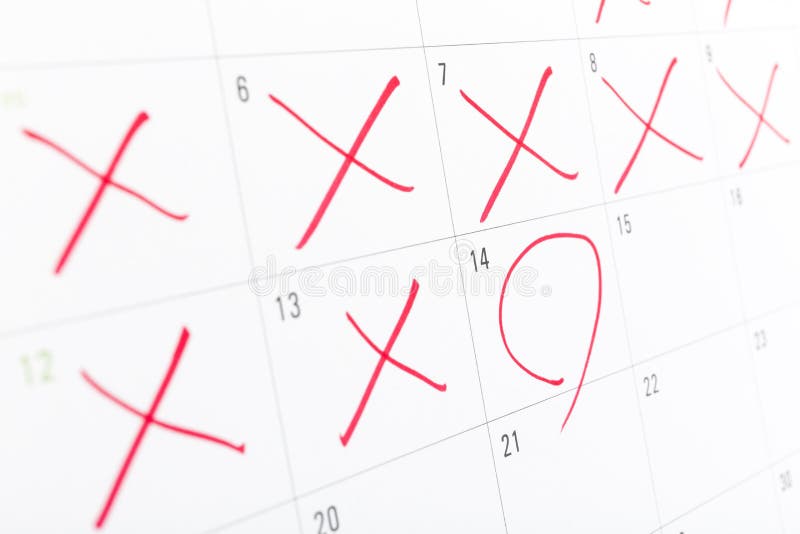 Sluit omhoog van een witte die kalenderpagina met wat de dagen van rood X worden gekruist