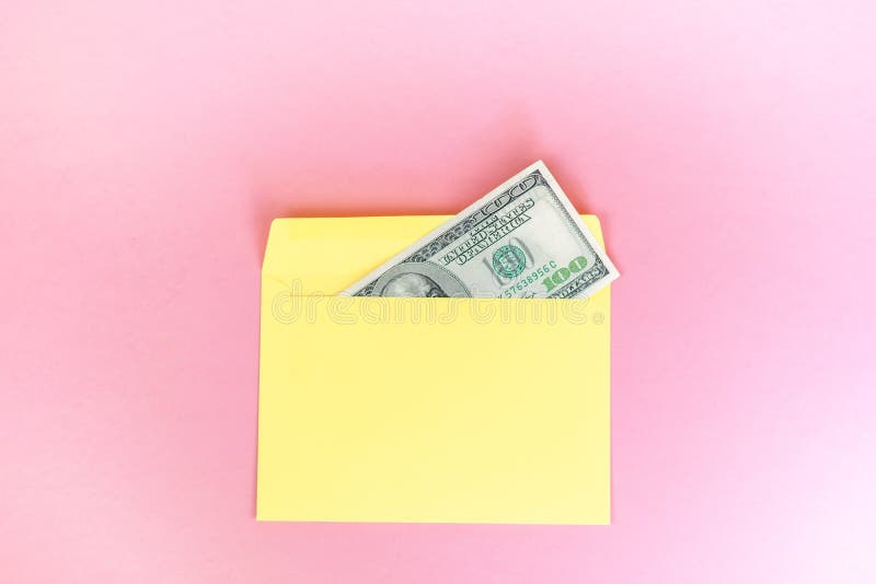 Sluit omhoog van geld in gele envelop liggen op de pastelkleur roze achtergrond Het brandmerken spot omhoog; vooraanzicht royalty-vrije stock afbeeldingen Sluit omhoog van geld in gele envelop liggen op de pastelkleur roze achtergrond Het brandmerken spot omhoog; vooraanzicht royalty-vrije stock afbeeldingen