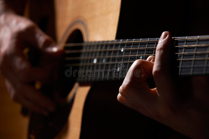 Sluit omhoog van Gitarist Playing Acoustic Guitar